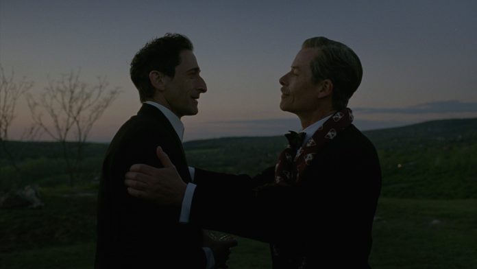 o-brutalista-adrien-brody-guy-pearce-scaled
