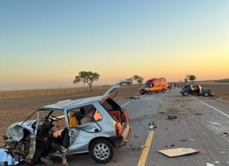 Homem morre e outras seis pessoas ficam feridas após batida entre carros na BR-242