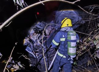 Motorista morre carbonizado após acidente entre duas carretas na BR-153