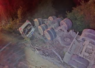 Mulher morre soterrada por soja após carreta tombar durante acidente na TO-040