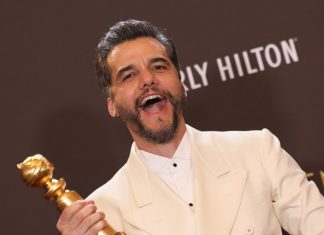 Kleber Mendonça Filho mostra Wagner Moura sambando após vitória no Globo de Ouro