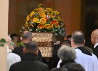 Brigitte Bardot é velada em Saint-Tropez com funeral e homenagens públicas