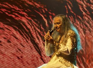 Maria Bethânia grava o show dos 60 anos de carreira, no fim da turnê no Rio, com cortes no roteiro audacioso