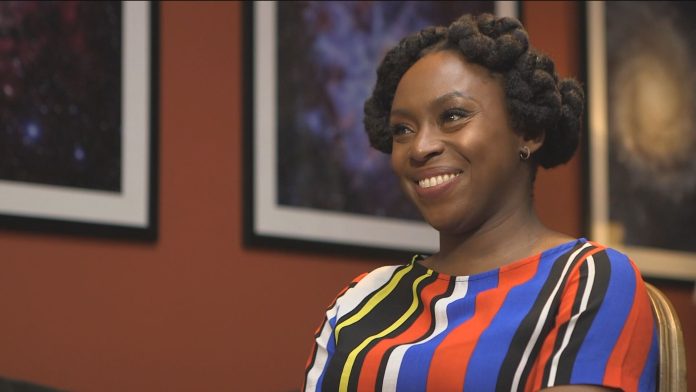 chamada-chimamanda-kenzo-frame-181