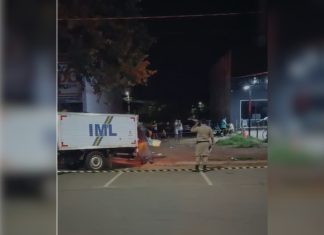 Adolescente é morto e homem fica ferido após tiros em distribuidora de bebidas em Palmas
