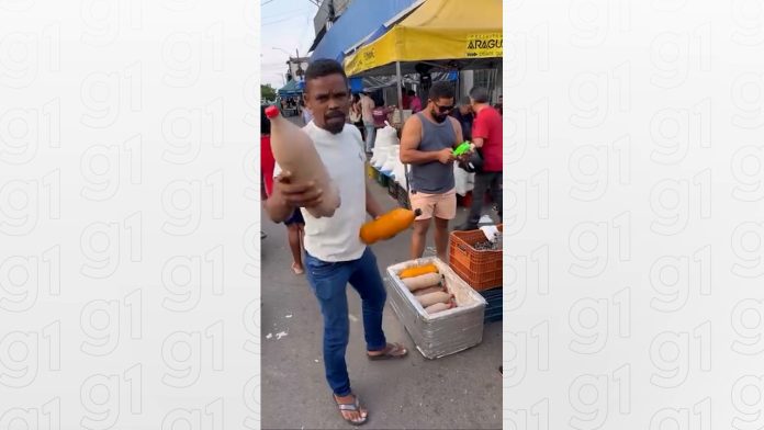 Vendedor chama atenção com jeito descontraído de vender bacaba e buriti no Tocantins: ‘Você que tem preguiça’