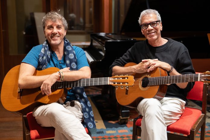 Celso Fonseca e Tony Canto enlaçam canções de Tom Jobim e Domenico Modugno com bossa em álbum em duo