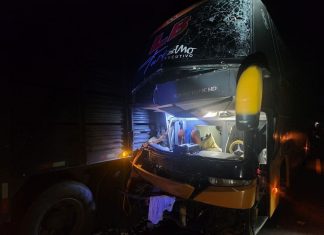 Caminhão parado na pista provocou acidente com ônibus de time que deixou um morto e feridos, diz SSP