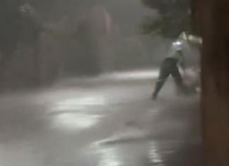 Vídeo de gari trabalhando debaixo de chuva forte no TO causa comoção nas redes sociais