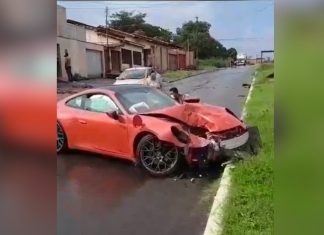 Porsche, de mais de R$ 700 mil, que perdeu o controle e bateu em poste, teve perda total, diz dono
