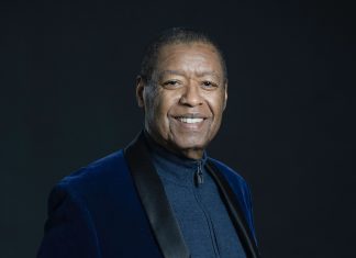 Ron Kenoly, cantor gospel americano, morre aos 81 anos