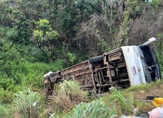 Mulher morre após ônibus com mais de 40 passageiros tombar na BR-153