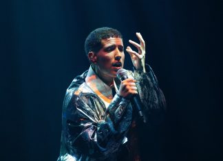 Fitti honra a estranheza autoral de Ney Matogrosso ao interpretar o repertório do cantor em show belo e performático