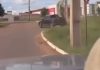 Caminhonete arrasta moto após acidente de trânsito em Palmas; VÍDEO