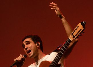 Zeca Veloso se expande no show ‘Boas novas’ entre falsetes, canções autorais, tema de desenho animado e sambas de Noel Rosa, Tim Maia e Tom Jobim