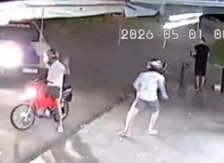 Policial tropeça e cai durante perseguição a adolescentes; VÍDEO