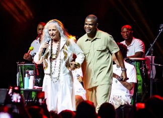 Maria Bethânia reina majestosa na roda do samba de Pretinho da Serrinha, ‘movimento que representa o Brasil real’