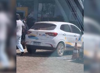 Carro de prefeitura é flagrado em vaga para idosos no mesmo dia de ação educativa sobre vagas preferenciais