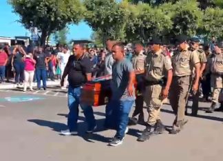 Militares prestam homenagem a policial que morreu após sofrer queimaduras ao fritar peixe; VÍDEO