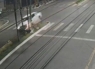 Caminhonete em alta velocidade invade canteiro, arranca árvores e poste de energia; VÍDEO