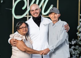 Mãe que venceu o câncer se emociona em homenagem do filho em cerimônia de medicina: ‘Pessoas aplaudindo e chorando’