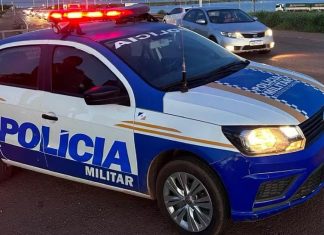 Homem é morto a facadas em bar e suspeito é preso