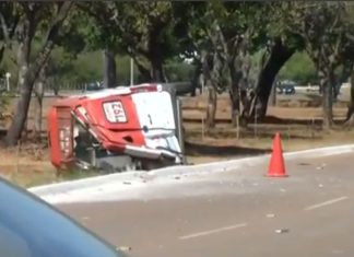 Ambulância do Samu capota em cruzamento durante chamada para atendimento de vítima baleada