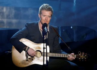 Fã filmou Glen Hansard cantando em bar pouco antes de o músico morrer em acidente de moto
