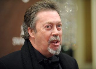 Tim Curry gravou últimas cenas de filme de terror antes de morrer; saiba detalhes