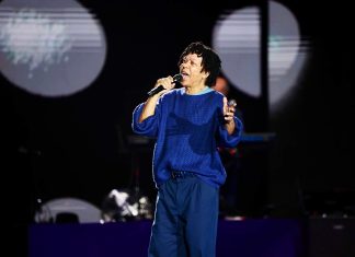 Djavan faz a felicidade e o delírio dos mortais ao estrear no Rio de Janeiro o show da turnê dos 50 anos de sucesso