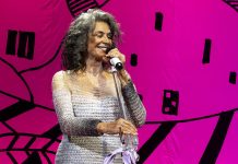 Simone veste muito bem a ‘nova roupa colorida’ de Ana Frango Elétrico no frescor do show ‘Que mulher é essa?’
