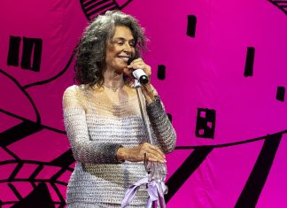 Simone veste muito bem a ‘nova roupa colorida’ de Ana Frango Elétrico no frescor do show ‘Que mulher é essa?’