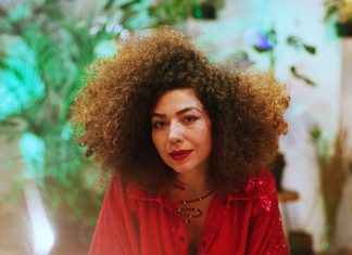 Vanessa Moreno visita a obra de Djavan dentro do próprio universo rítmico em álbum situado distante do barzinho