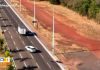 Drone da TV Anhanguera flagra momento em que motociclista tenta fazer gato e cai em avenida de Palmas